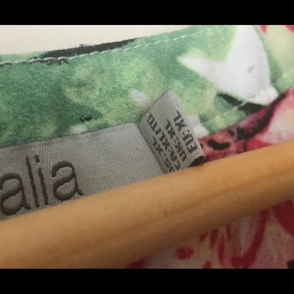 HAWAIIAN PRINT SLEEVELESS TOP - Picture 5 of 5